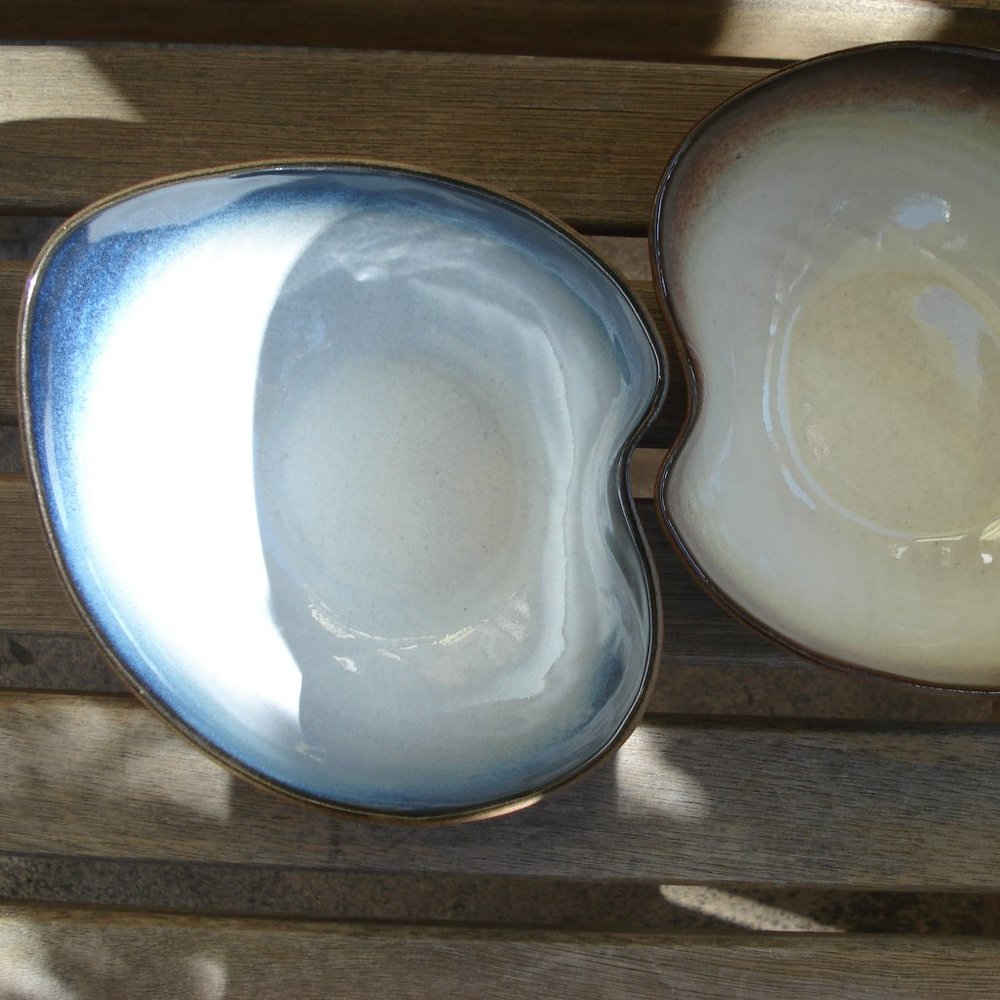 TWO PETER POTS QUAHOG BOWLS SEAGULL BLUE & MAHAGONY BROWN